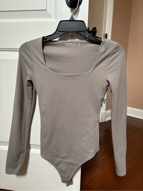 Abercrombie & Fitch Long Sleeve Square Neck Bodysuit - Taupe Gray